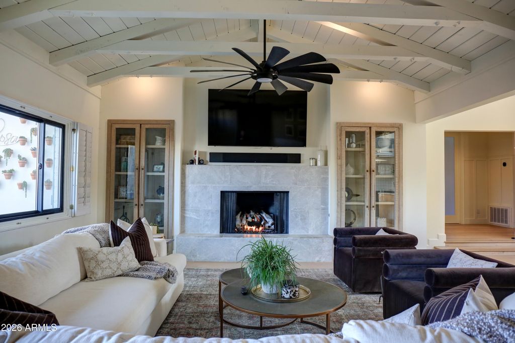 Image 12 of property listing at 1915 E ROSE Lane, Phoenix, AZ 85016