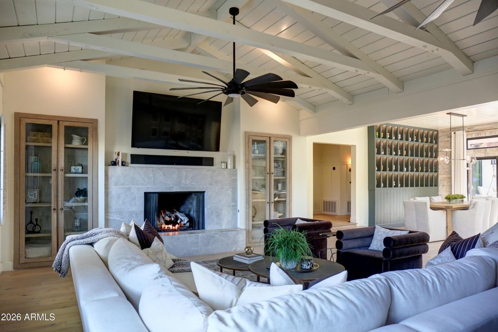 Image 13 of property listing at 1915 E ROSE Lane, Phoenix, AZ 85016