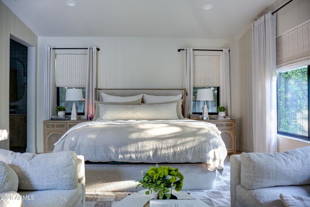 Image 14 of property listing at 1915 E ROSE Lane, Phoenix, AZ 85016