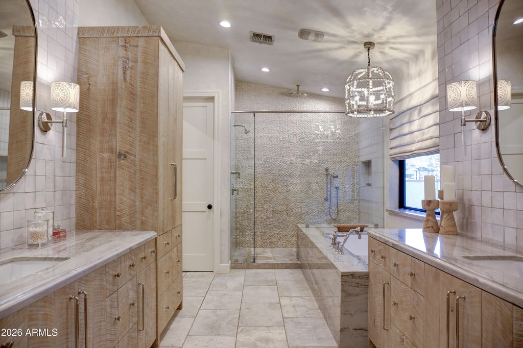 Image 18 of property listing at 1915 E ROSE Lane, Phoenix, AZ 85016