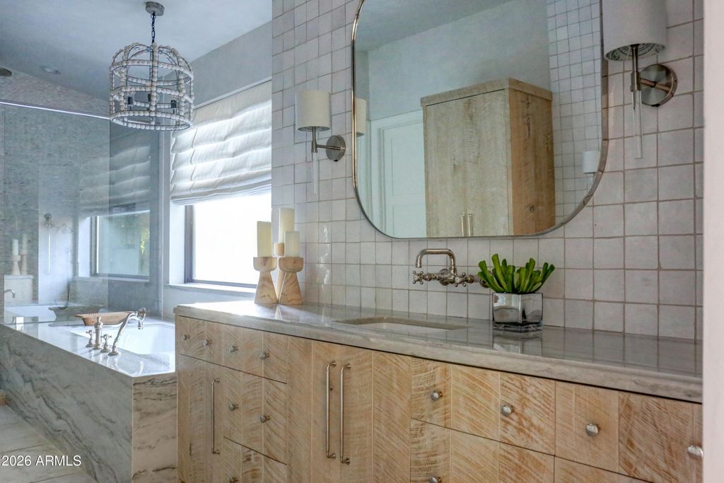 Image 19 of property listing at 1915 E ROSE Lane, Phoenix, AZ 85016