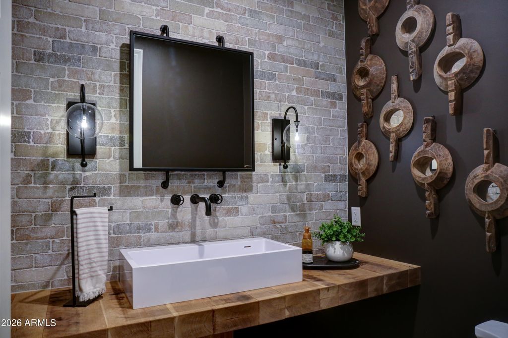 Image 22 of property listing at 1915 E ROSE Lane, Phoenix, AZ 85016