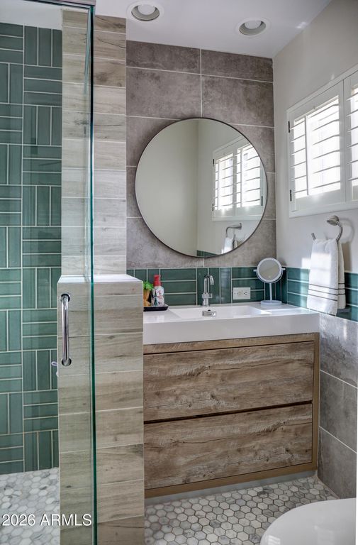 Image 26 of property listing at 1915 E ROSE Lane, Phoenix, AZ 85016