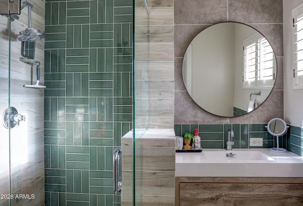 Image 27 of property listing at 1915 E ROSE Lane, Phoenix, AZ 85016