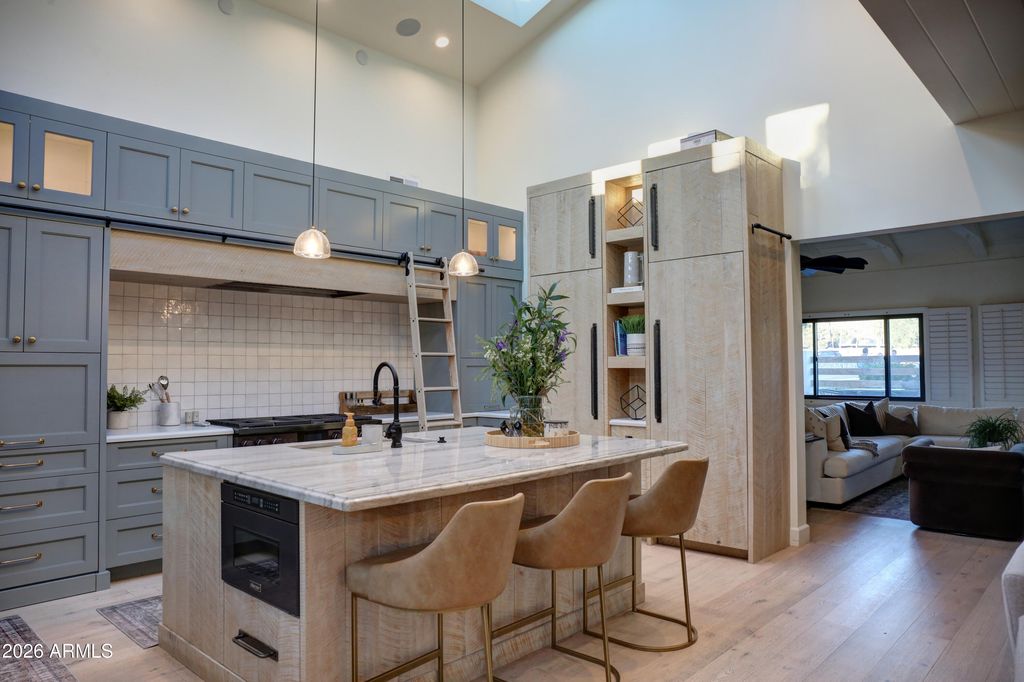 Image 3 of property listing at 1915 E ROSE Lane, Phoenix, AZ 85016