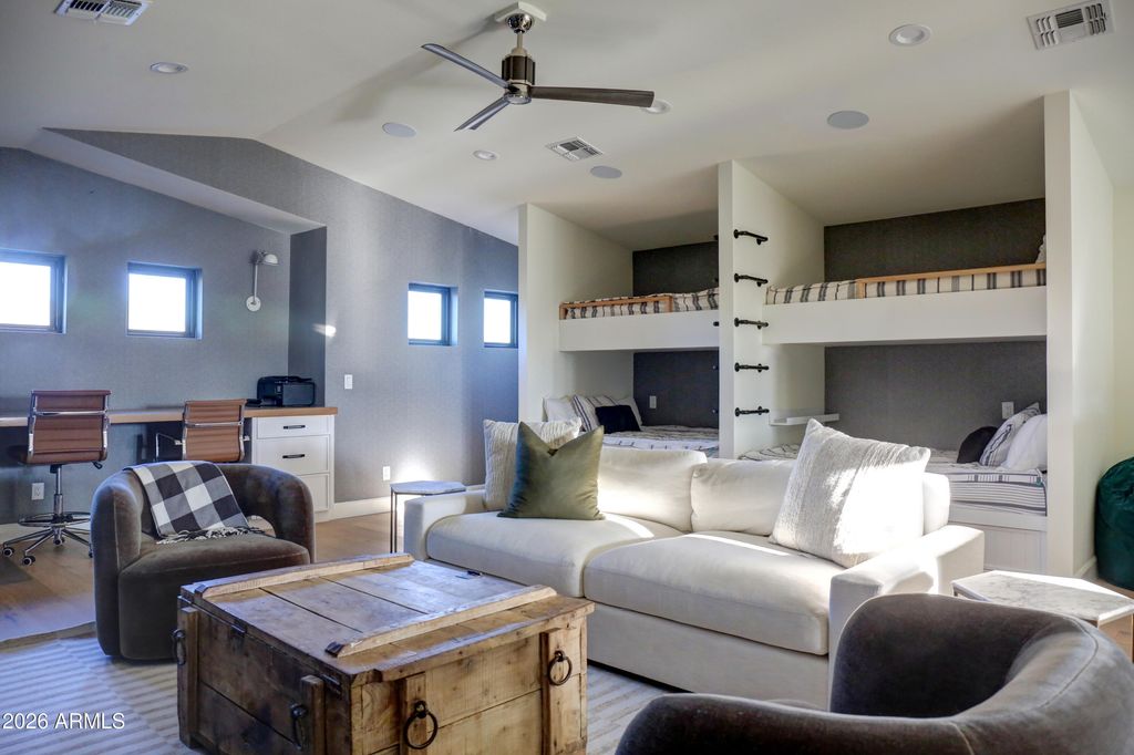 Image 32 of property listing at 1915 E ROSE Lane, Phoenix, AZ 85016