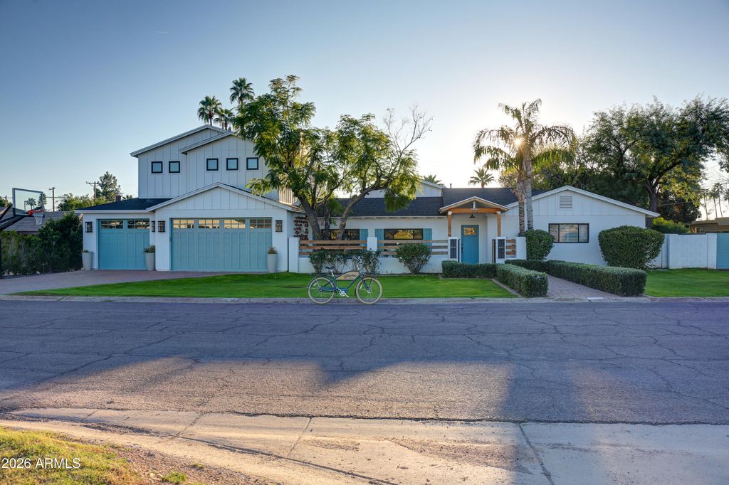 Image 38 of property listing at 1915 E ROSE Lane, Phoenix, AZ 85016