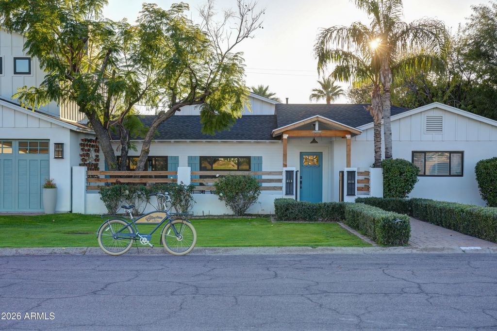 Image 40 of property listing at 1915 E ROSE Lane, Phoenix, AZ 85016