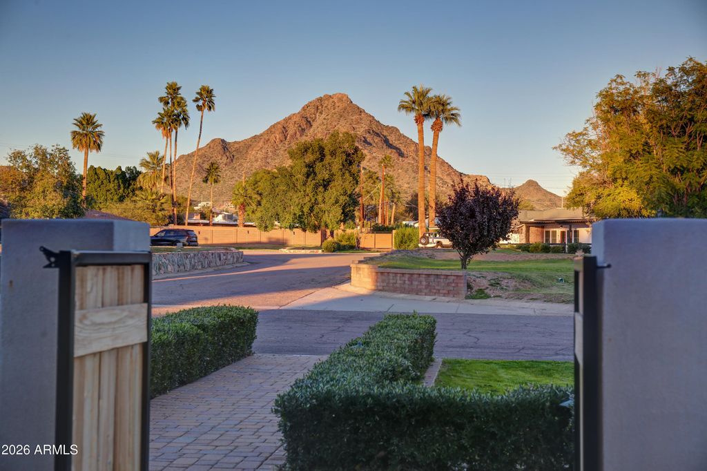 Image 41 of property listing at 1915 E ROSE Lane, Phoenix, AZ 85016