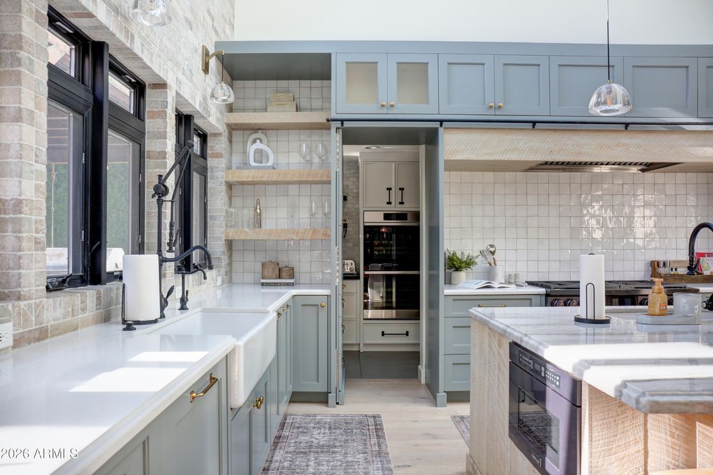 Image 5 of property listing at 1915 E ROSE Lane, Phoenix, AZ 85016