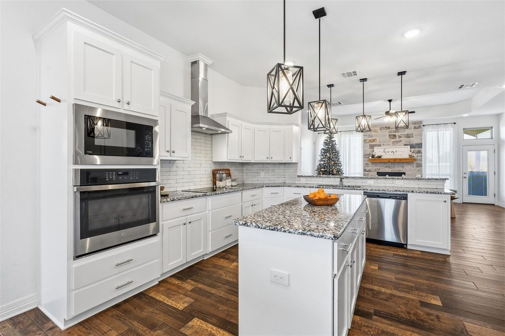 8107 Green Hill DR, Salado, TX 76571