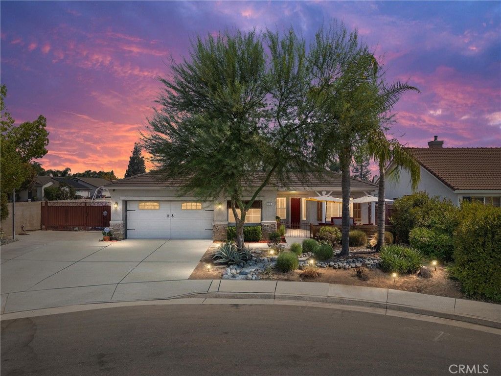Image 2 of property listing at 5510 Edge Water Court, Bakersfield, CA 93312