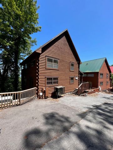 2203 Foxberry Way, Sevierville, TN 37876