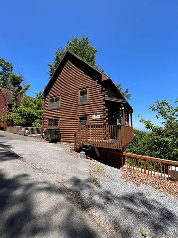 2203 Foxberry Way, Sevierville, TN 37876