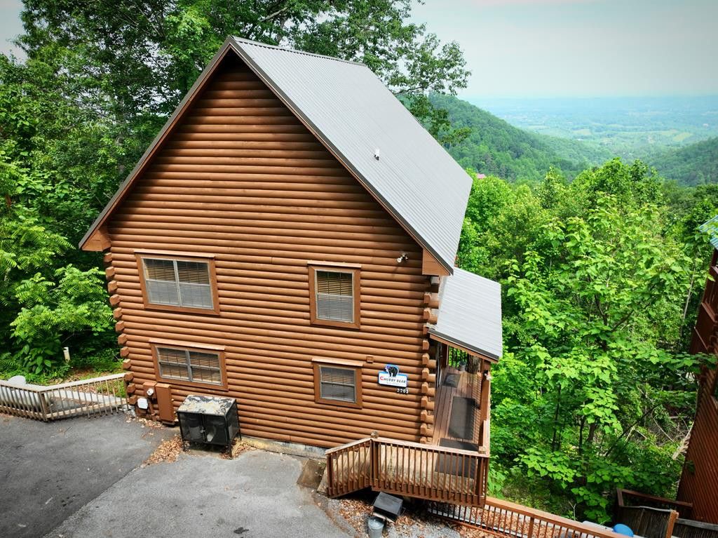 2203 Foxberry Way, Sevierville, TN 37876
