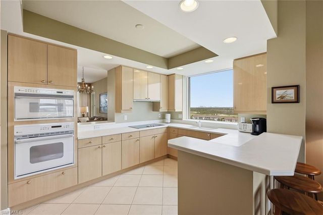 420 Cove Tower DR 1404, Naples, FL 34110