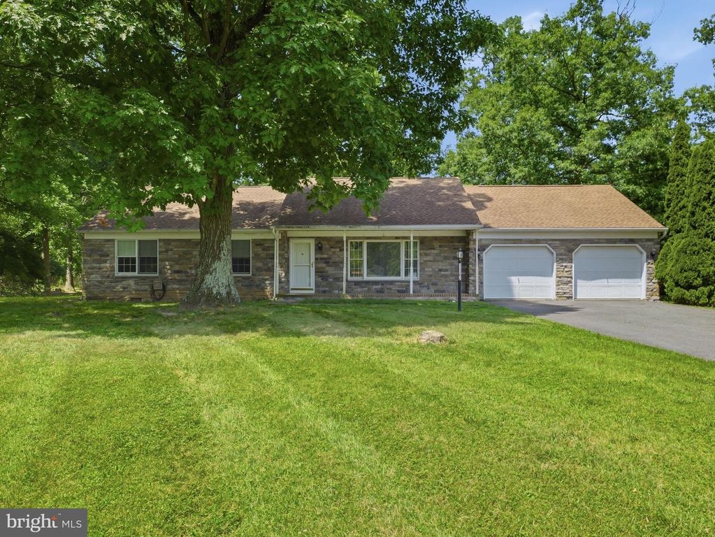 11302 CROFTON CIRCLE, Waynesboro, PA 17268