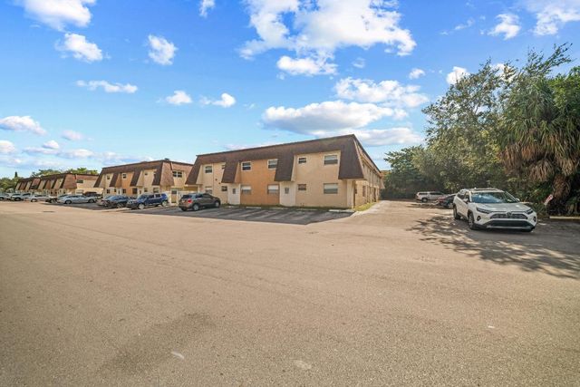 4528 SW 54th Street 302-B, Dania Beach, FL 33314