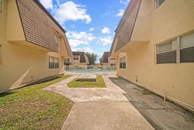 4528 SW 54th Street 302-B, Dania Beach, FL 33314