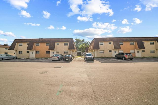 4528 SW 54th Street 302-B, Dania Beach, FL 33314