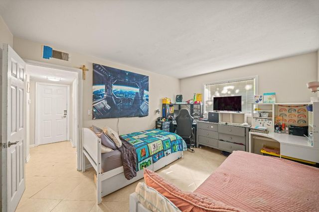 4528 SW 54th Street 302-B, Dania Beach, FL 33314