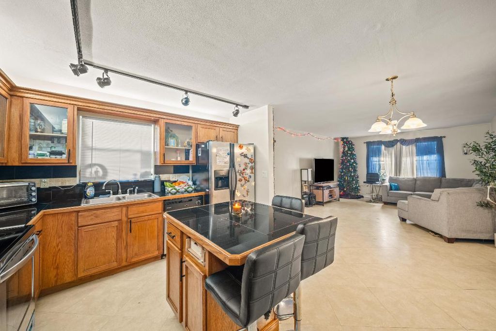 4528 SW 54th Street 302-B, Dania Beach, FL 33314