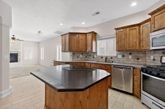 636 Firewheel Loop SW, Los Lunas, NM 87031