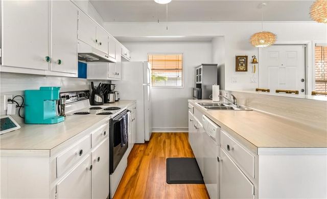 24 Nassau Dr, Rockport, TX 78382