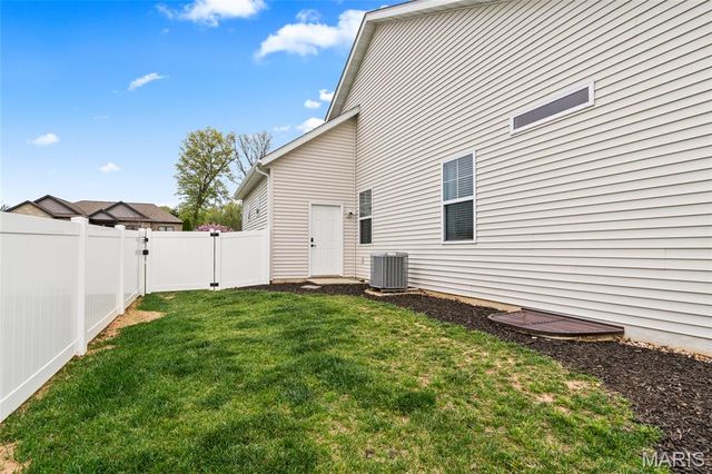 1406 Crimson King Way, Troy, IL 62294