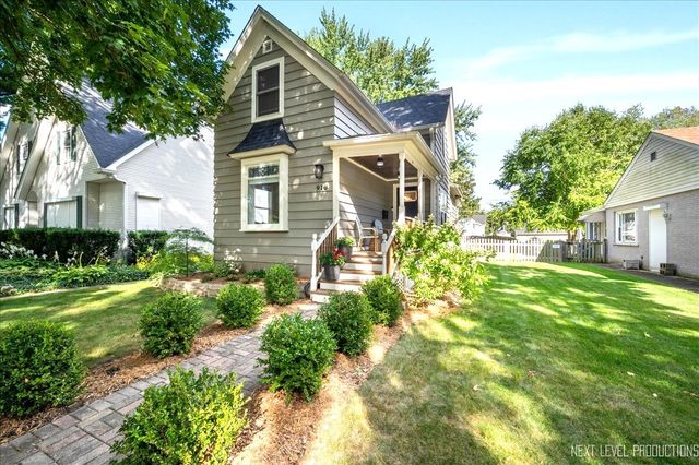 910 S 4th Street, St. Charles, IL 60174