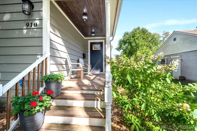 910 S 4th Street, St. Charles, IL 60174
