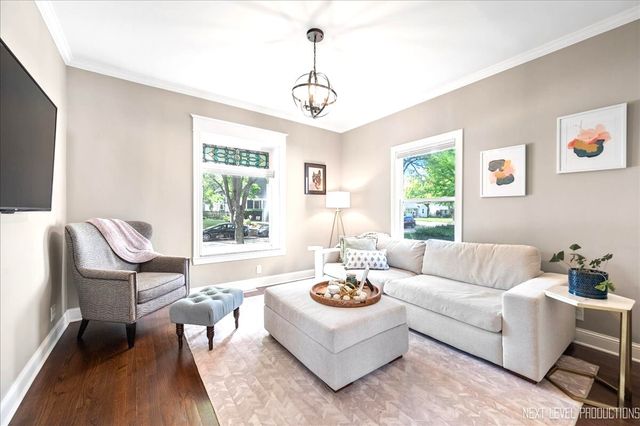 910 S 4th Street, St. Charles, IL 60174