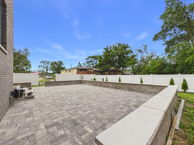 8313 W Church Street, Niles, IL 60714