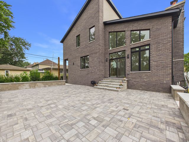 8313 W Church Street, Niles, IL 60714