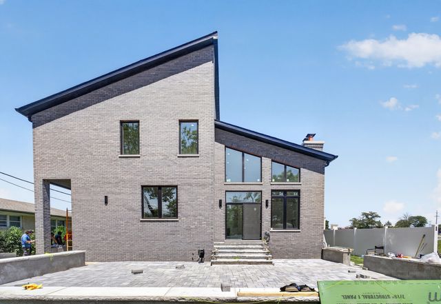 8313 W Church Street, Niles, IL 60714