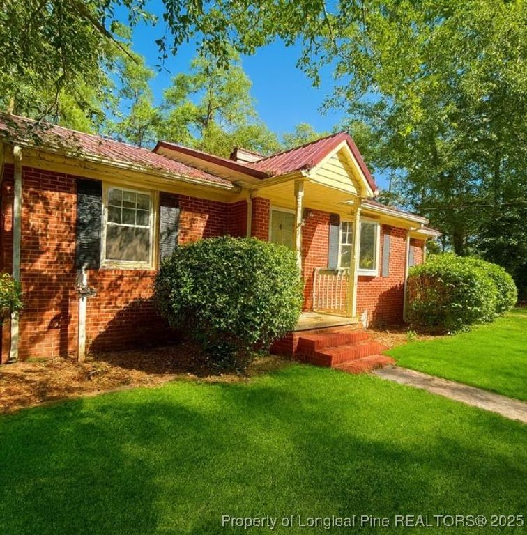 210 W Elwood Avenue, Raeford, NC 28376