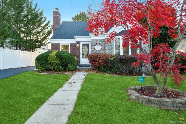 61 Harris Avenue, Hewlett, NY 11557