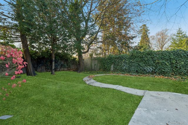 61 Harris Avenue, Hewlett, NY 11557