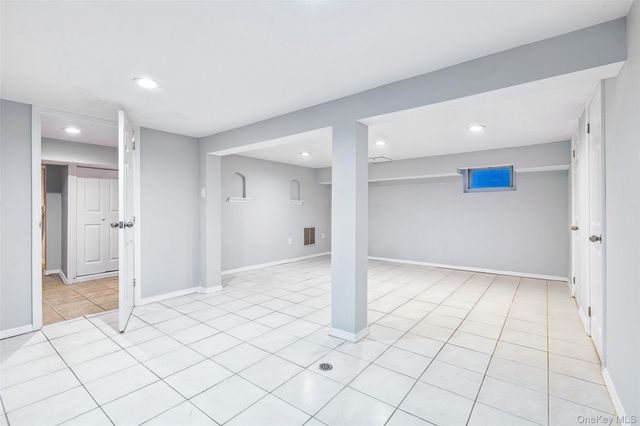 61 Harris Avenue, Hewlett, NY 11557