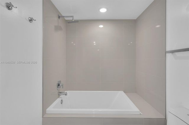 55 SW 9th St 1109, Miami, FL 33130