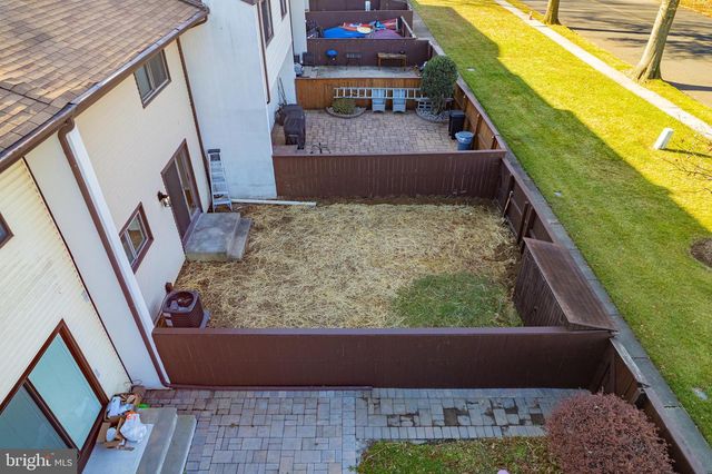 49 TWIN RIVERS DR N, East Windsor, NJ 08520