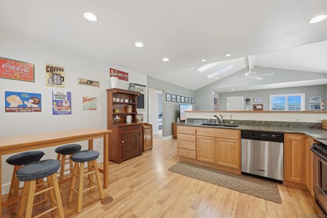 4652 Cass St, Pacific Beach, CA 92109