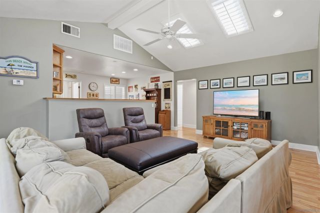 4652 Cass St, Pacific Beach, CA 92109