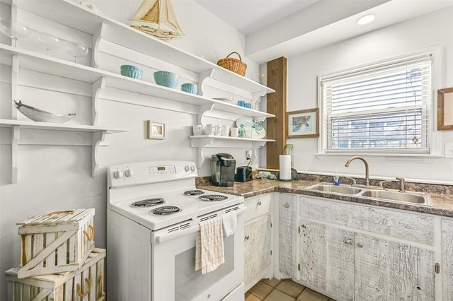 22818 Buena Street, Galveston, TX 77554