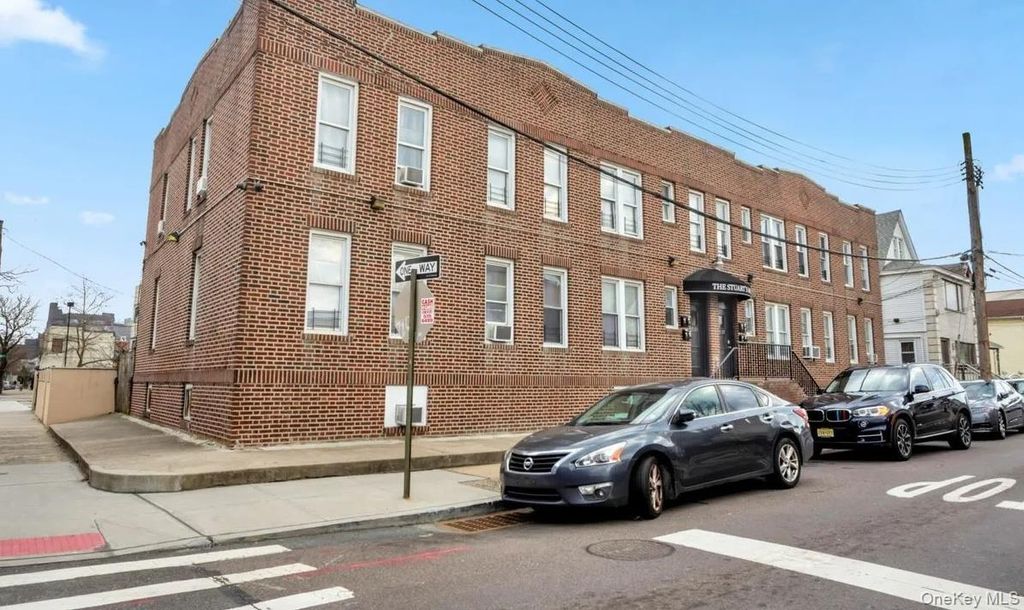 95-03 Cresskill Place, Jamaica, NY 11435 — photo 2