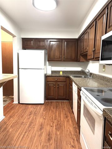 30515 West 14 Mile Rd 30, Farmington Hills, MI 48334