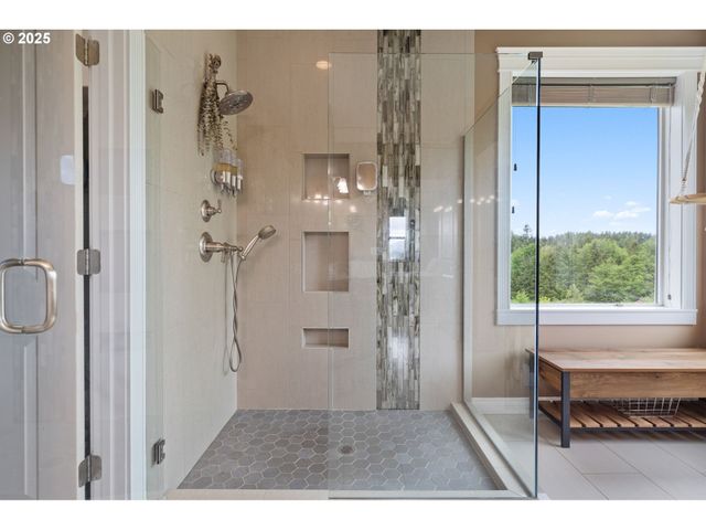 24 EMPIRE Dr, Silver Lake, WA 98645