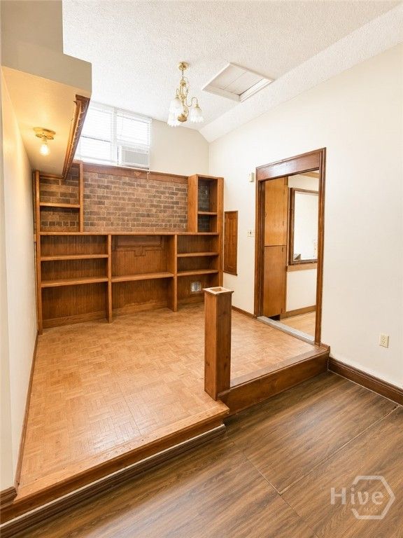 Image 8 of property listing at 2903 W Bay Street 2, Savannah, GA 31408