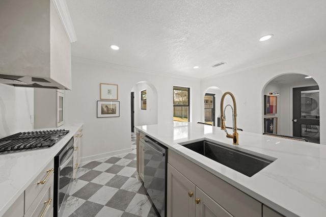 2207 Cheshire Lane, Houston, TX 77018