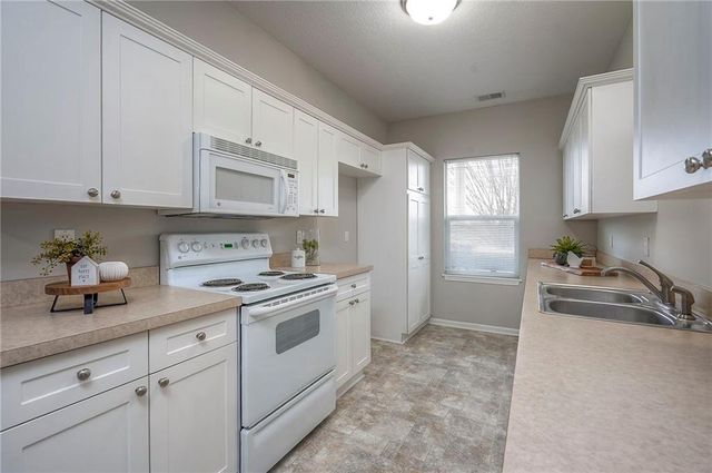 11751 S Roundtree Street 102, Olathe, KS 66061